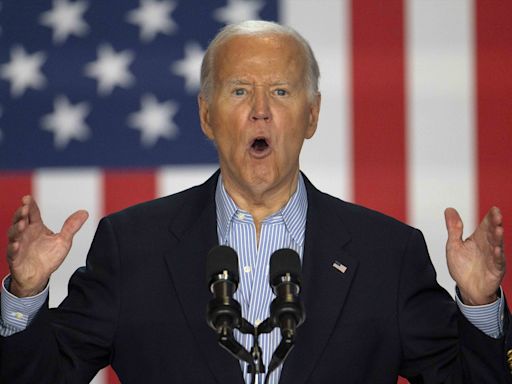 Biden afirma ante los miembros demócratas del Congreso que seguirá en la carrera presidencial