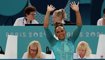 ¡Rebeca Andrade vence a Simone Biles y se lleva medalla de oro en Piso!