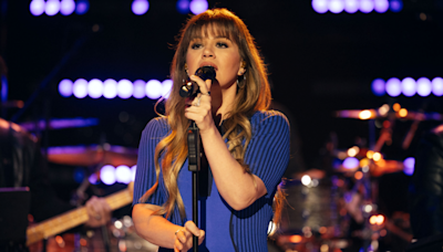 Kelly Clarkson Is ‘Ruining’ Fans With Her Latest Kellyoke Cover