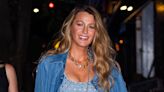 Blake Lively le da un giro al 'total denim look' para una salida de noche