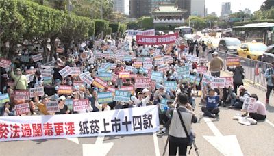 不滿「加熱菸品」審查慢 上千民眾凱道抗議