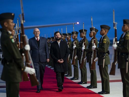 El presidente de Chile, Gabriel Boric, llega a México para la investidura de Sheinbaum