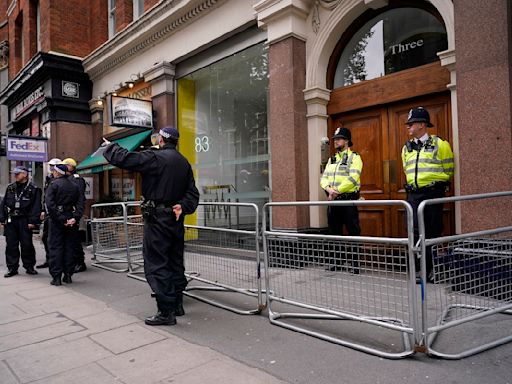 Hombre ataca a puñaladas a una niña y una mujer pleno centro de Londres, Inglaterra - El Diario NY