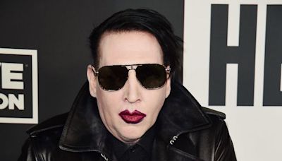 Une femme qui porté plainte contre Marilyn Manson pour agressions sexuelles parle pour la première fois