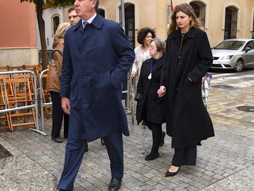 El reencuentro de Cayetano Martínez de Irujo con su hija Amina en la Semana Santa sevillana recordando a la duquesa de Alba