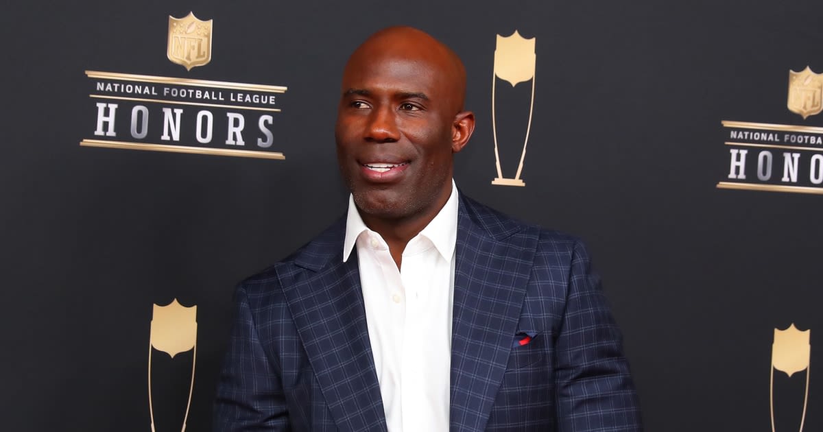 NFL star Terrell Davis says he was handcuffed, escorted off United flight after trying to get ice for his son