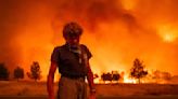 Bomberos asistidos por un clima más fresco combaten un gran incendio en California