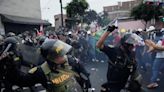 Manifestantes y policías chocan en protestas contra la presidenta Boluarte y el Congreso