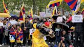 維吾爾與西藏社群巴黎示威抗議習近平訪法 遭人舉五星旗鬧場攻擊