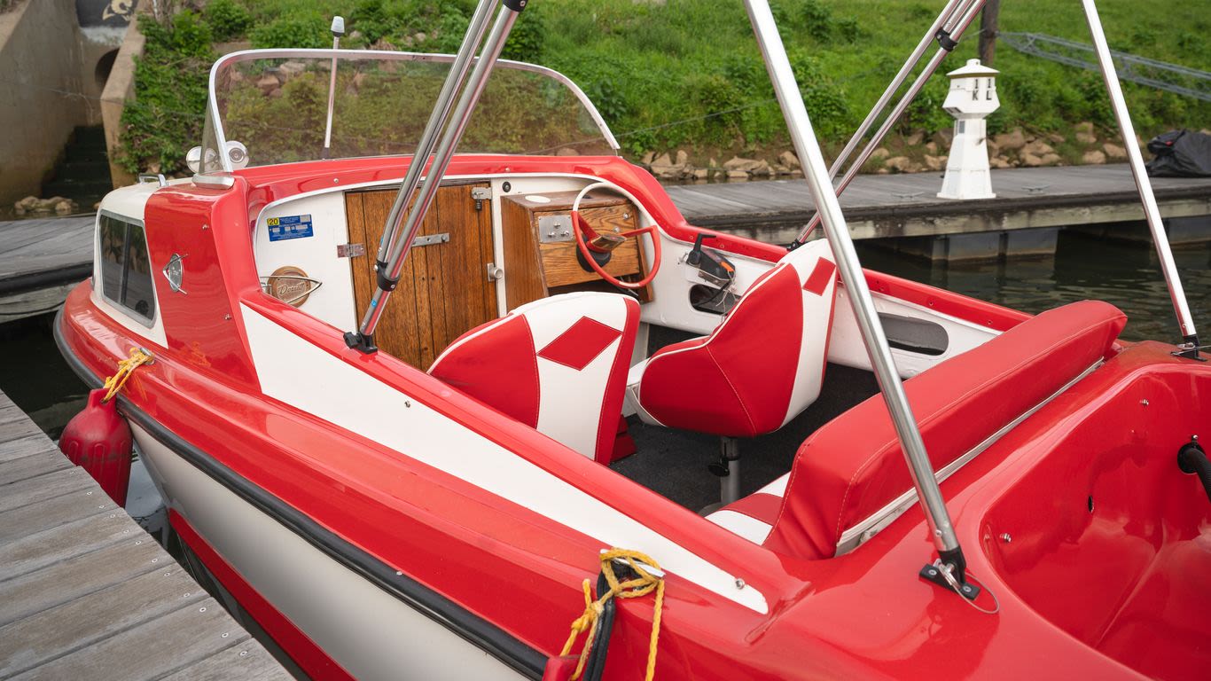 Retro boat rentals are now available in Richmond, no license required