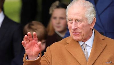 Re Carlo “sta molto male”? Buckingham Palace smentisce: “Migliora e martedì torna in pubblico”