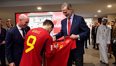 Felipe VI invita a Gavi a la final de Berlín: “Formas parte de ese equipo”