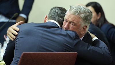 Alec Baldwin en larmes après l’annulation de son procès pour vice de procédure