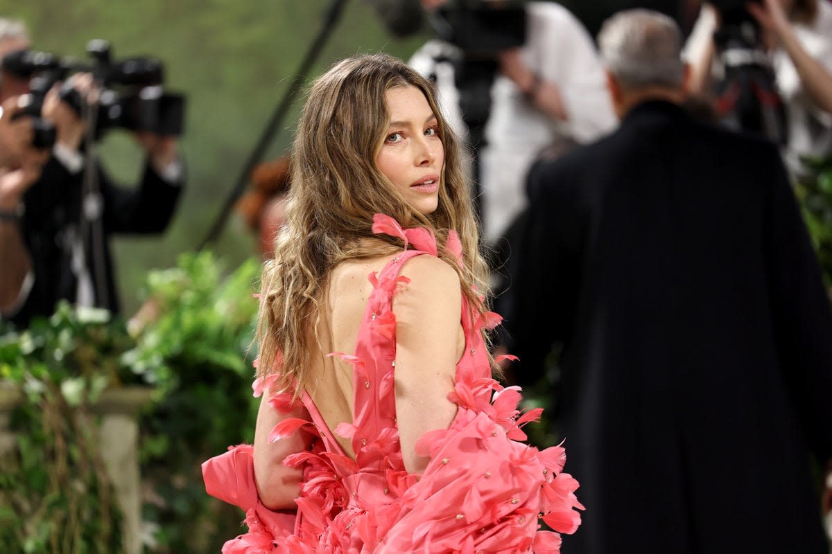 Watch: Jessica Biel bathes in 20lbs of bath salt to prepare for Met Gala