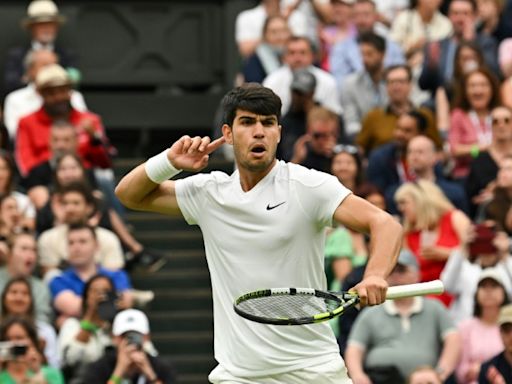 Alcaraz sufre para llegar a octavos en Wimbledon, Gauff con paso firme