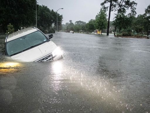 Rescatan a más de 100 personas tras las catastróficas inundaciones en el condado de Harris, Texas, según las autoridades