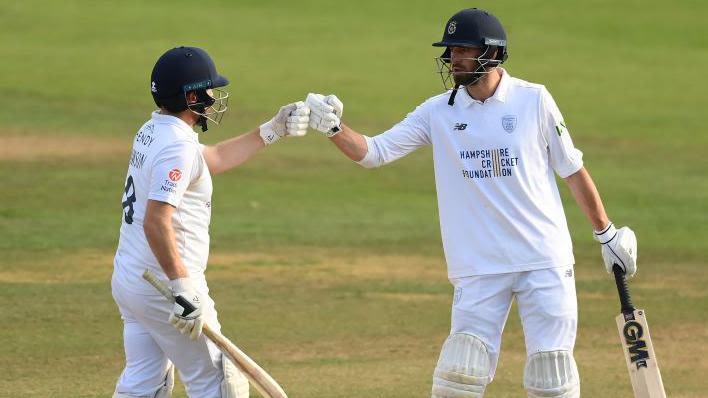 Vince & Dawson hit tons as Hampshire set Bears big target