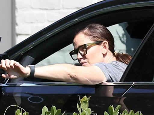 Jennifer Garner checks up on Ben Affleck amid Jennifer Lopez divorce