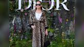 Dior-Show: Jennifer Lawrence ist mit ihrem Leo-Mantel der Hingucker