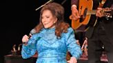 Watch Loretta Lynn Sing ‘Don’t Come Home a Drinkin” at Her Final Full Concert