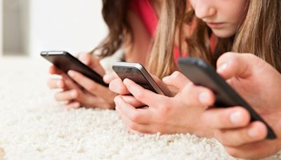 “Me di cuenta que me quita mucho tiempo”: las adolescentes pasan hasta seis horas con el celular, según un estudio