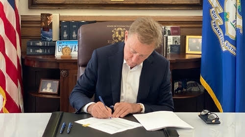 Lamont signs bill expanding paid sick leave mandate to small businesses