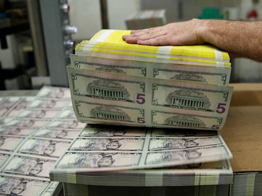 Dólar acompanha exterior e volta a subir ante real Por Reuters