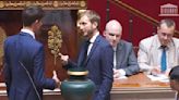 Polémica en Francia: legisladores de izquierda se burlaron del diputado más joven de la ultraderecha y le negaron el saludo