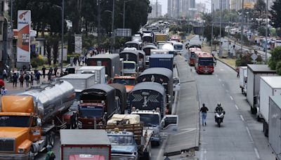 Tercer día de bloqueos en ciudades colombianas por incremento del diésel