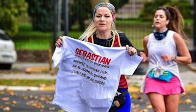 Tuvo que dar a su hijo en adopción y hoy lo busca corriendo maratones con sus datos pegados en la remera