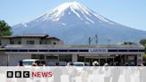 Una localidad japonesa, muy harta del turismo, tapa las vistas al Monte Fuji