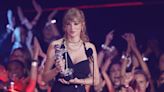 Taylor Swift's '1989' tops U.S. album chart