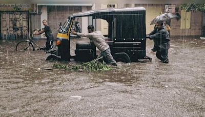 Maharashtra rains: Streets flooded as heavy showers continue in Mumbai, Nagpur; IMD issues alert - CNBC TV18