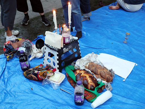 At U. of C. encampment, Jewish organizers explain significance of their anti-Zionist Shabbat service