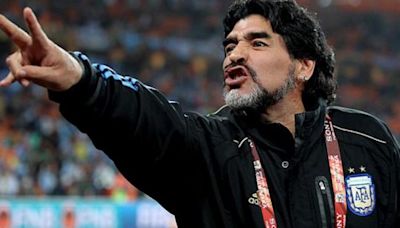 Adorni ninguneó a Maradona en plena conferencia y la respuesta no se hizo esperar: "...del velorio al cementerio"