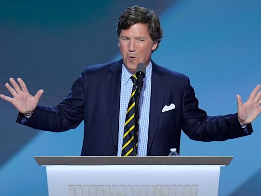 Tucker Carlson claims that Trump offered to stand guard outside his house in unscripted speech to ‘leader’