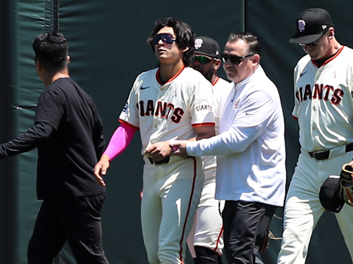 Jung Hoo Lee leaves with left shoulder strain from crashing into fence after Giants put Michael Conforto on IL