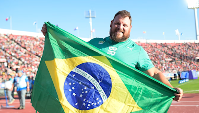 'Sr. Incrível' do Brasil treinou em terreno baldio e arremessa bola de ferro fundido e chumbo