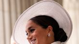 La reina Camilla parece burlarse de Meghan Markle al vestir Dior tras negarse trato con la duquesa