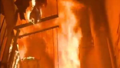 Un incendio calcina un edificio en Barcelona: una persona herida por el fuego en Sants-Montjuïc