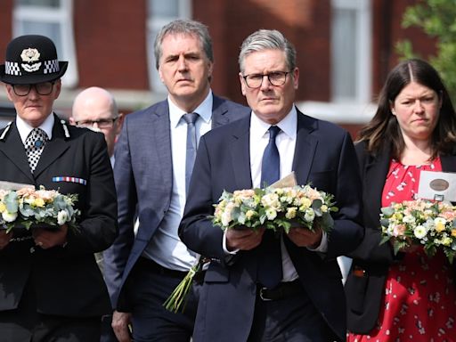 Starmer condena la violencia de los manifestantes tras el asesinato de tres niños en Southport: "Es una acción coordinada de la extrema derecha"