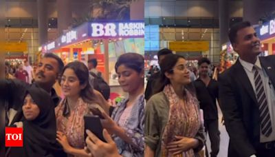 Janhvi Kapoor appears uncomfortable as fans swarm her for Selfies at Mumbai Airport; Janhvi clarified ""Mera birthday nahi hai " - Times of India