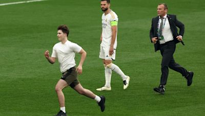 Video | Champions League: la insólita invasión que frenó la final entre el Borussia Dortmund y Real Madrid - Diario Río Negro