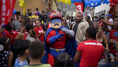 Campanha de Maduro usa drones para criar imagem de 'Super Bigode' no céu dias antes das eleições na Venezuela; veja