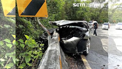 撞掉一棟房子！法拉利超跑過彎失控…「車頭撞爛」1800萬飛了