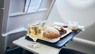 Drinking alcohol on long flights could harm heart health