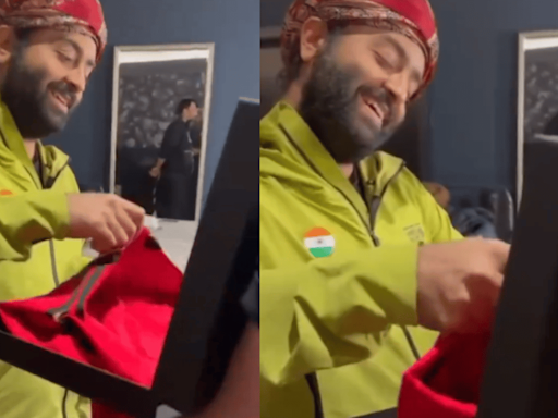 Video: Arijit Singh Gives Priceless Reaction On Receiving Signed Jersey From Manchester United’s Mason Mount Before Concert