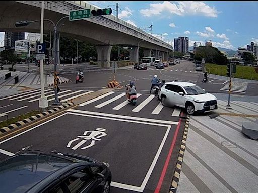 台中休旅車自撞後倒車失控「高速轉圈」 4機車慘遭擊落驚悚畫面曝