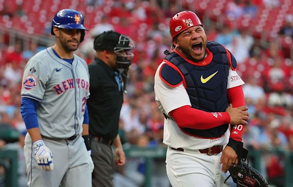 Mets' JD Martinez breaks Cardinals' Willson Contreras' arm in freak accident on catcher's interference