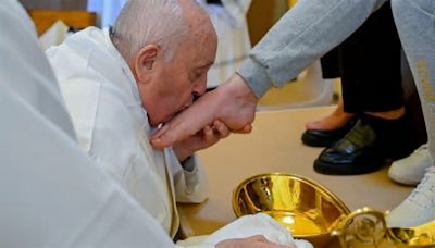 Kirche: Abendmahlmesse: Papst wäscht Häftlingen die Füße